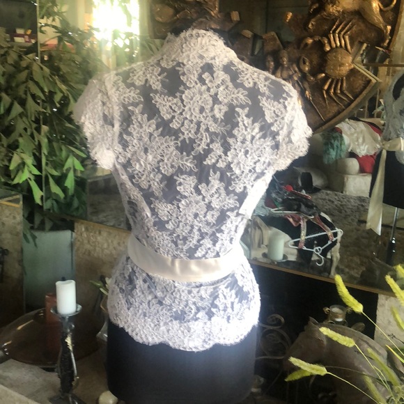 Gorgeous lace form fitted blouse with bow belt 8 - Picture 2 of 10